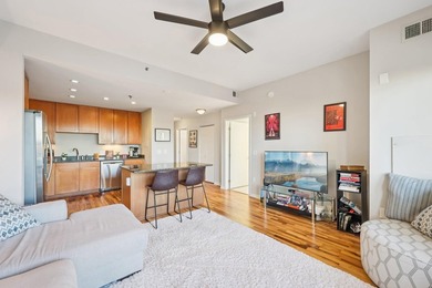 This Skyscape single-level end-unit condo offers the privacy and - photo 3