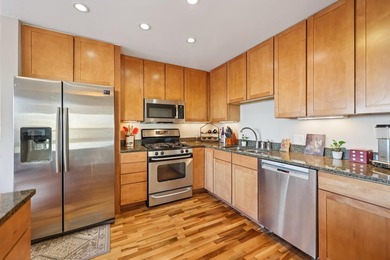 This Skyscape single-level end-unit condo offers the privacy and - photo 5