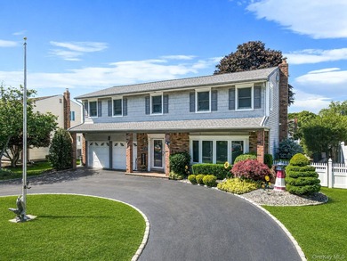Welcome to this sprawling 1971-built, 4-bedroom, 2.5-bathroom - photo 2