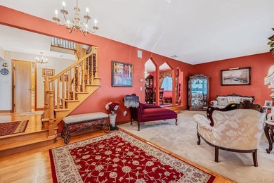 Welcome to this sprawling 1971-built, 4-bedroom, 2.5-bathroom - photo 4