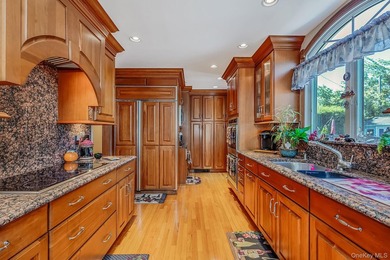Welcome to this sprawling 1971-built, 4-bedroom, 2.5-bathroom - photo 9