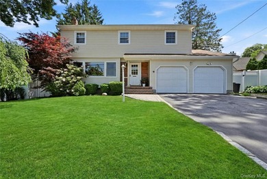Welcome to 19 Stimson Place, a charming Colonial nestled in the - photo 1