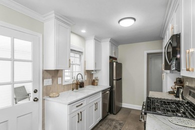 Welcome to this completely updated Cape in the Terrace area of - photo 8