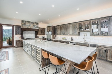 Built to perfection in 2024, this rare 6,000+ sq/ft mountain - photo 16