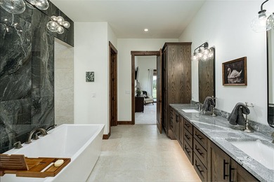 Built to perfection in 2024, this rare 6,000+ sq/ft mountain - photo 26