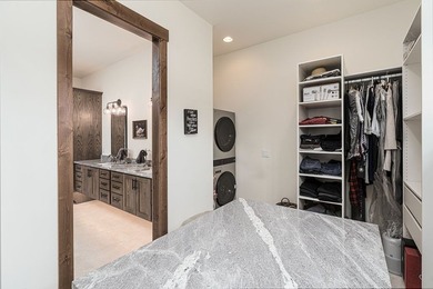 Built to perfection in 2024, this rare 6,000+ sq/ft mountain - photo 32