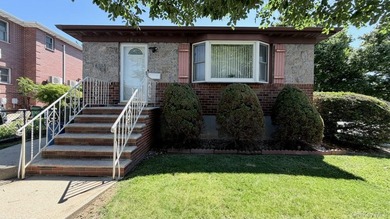 Prime Bayside corner property! Detached 3-bedroom ranch on a - photo 1