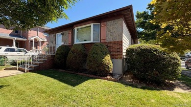 Prime Bayside corner property! Detached 3-bedroom ranch on a - photo 2