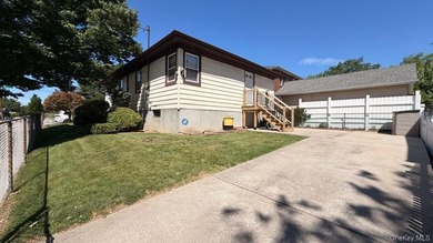 Prime Bayside corner property! Detached 3-bedroom ranch on a - photo 3