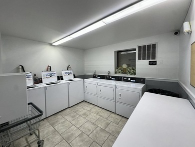 Beautifully one bedroom apartment just 1 block from Pershing - photo 10