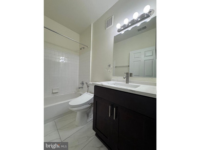 BEAUTIFUL AND SPACIOUS CONDO 2 BEDROOM 2 BATHROOM AND A DEN. NEW - photo 11