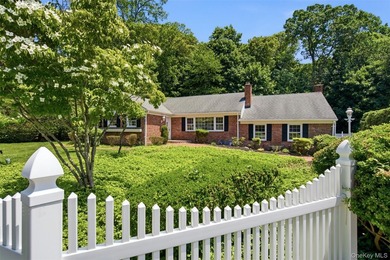 Perfectly situated brick ranch with beautiful curb appeal. This - photo 2