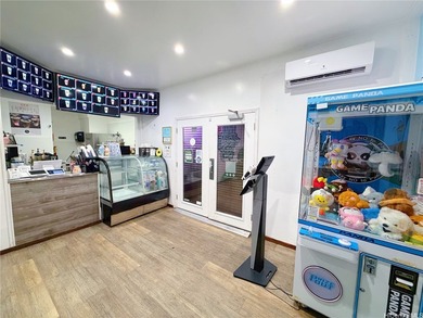 Excellent opportunity to acquire a fully built-out beverage and - photo 2