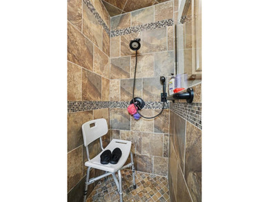 Spacious house, setting on a corner lot with very fast access to - photo 24