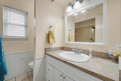 Spacious house, setting on a corner lot with very fast access to - photo 28