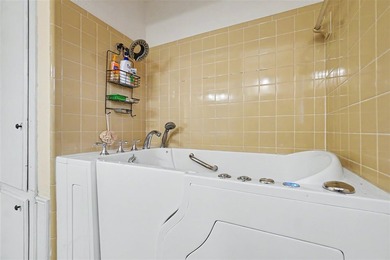 Spacious house, setting on a corner lot with very fast access to - photo 29