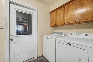 Spacious house, setting on a corner lot with very fast access to - photo 30
