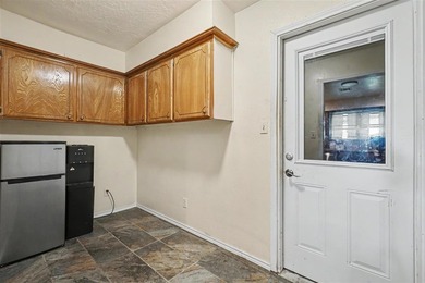 Spacious house, setting on a corner lot with very fast access to - photo 31