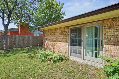 Spacious house, setting on a corner lot with very fast access to - photo 36
