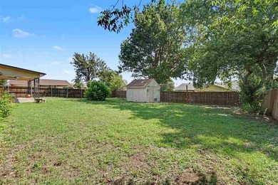 Spacious house, setting on a corner lot with very fast access to - photo 41