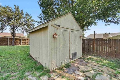 Spacious house, setting on a corner lot with very fast access to - photo 42