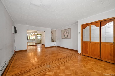 A charming semi-detached 3-bedroom Colonial in Bayside sits on a - photo 3