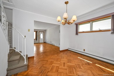 A charming semi-detached 3-bedroom Colonial in Bayside sits on a - photo 4