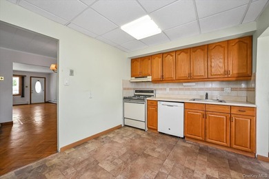 A charming semi-detached 3-bedroom Colonial in Bayside sits on a - photo 6