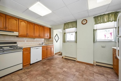 A charming semi-detached 3-bedroom Colonial in Bayside sits on a - photo 7