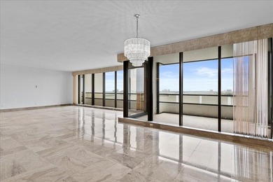 INTRODUCING 1955 - LAKE POINT TOWER.... RARELY OFFERED 55 STACK - photo 1
