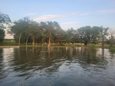 Waterfront land in private gated community - photo 2