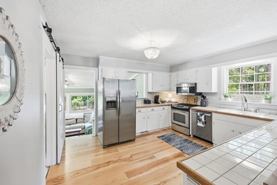 Tucked away on a quiet cul-de-sac in Hagley Estates, this - photo 10
