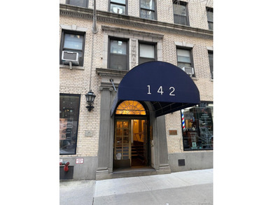 Welcome to this charming prewar 1-bedroom, 1-bathroom co-op - photo 1