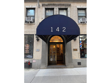 Welcome to this charming prewar 1-bedroom, 1-bathroom co-op - photo 2