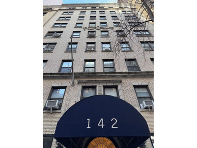 Welcome to this charming prewar 1-bedroom, 1-bathroom co-op - photo 3