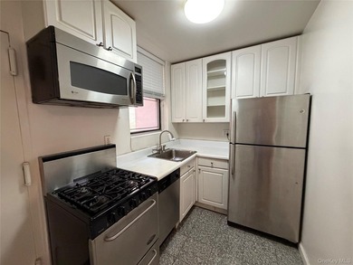 Welcome to this charming prewar 1-bedroom, 1-bathroom co-op - photo 4