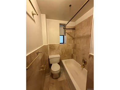 Welcome to this charming prewar 1-bedroom, 1-bathroom co-op - photo 5