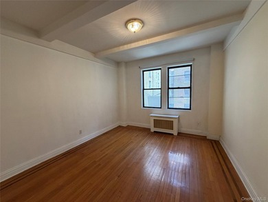 Welcome to this charming prewar 1-bedroom, 1-bathroom co-op - photo 8