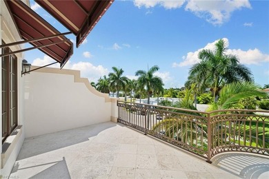 Steps from the boutique shopping and dining of Crayton Cove and - photo 12