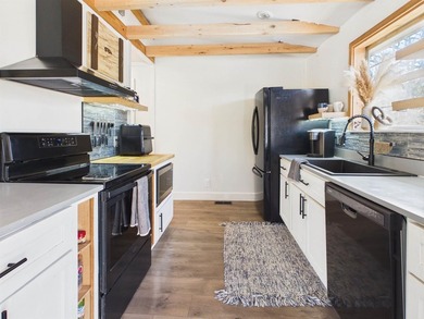 Recently remodeled 2 or 3-bedroom, 2-bath home situated on 0.33 - photo 9