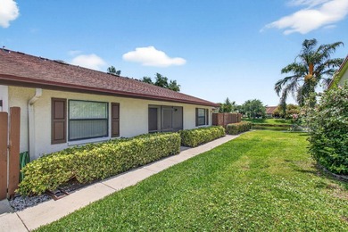 Welcome to this 2 bed 2 bath 55+ community. New roof. This villa - photo 1