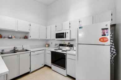 Welcome to this 2 bed 2 bath 55+ community. New roof. This villa - photo 4