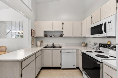 Welcome to this 2 bed 2 bath 55+ community. New roof. This villa - photo 5