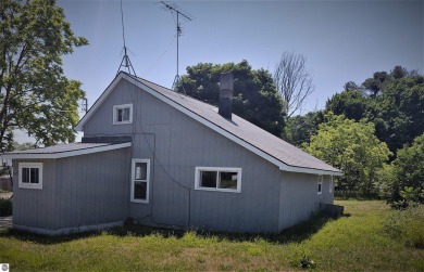 Intermediate Lake Home Sale Pending in Central Lake Michigan