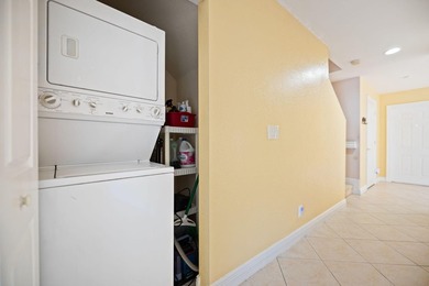 Beautiful, freshly painted two-story corner-unit townhouse - photo 22
