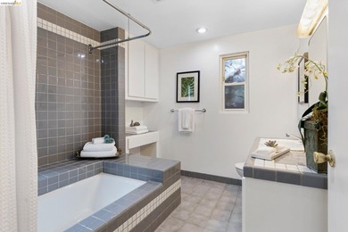Welcome to this charming Crocker Traditional with character and - photo 42