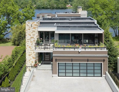 Modern Riverfront Estate with Unparalleled Indoor-Outdoor Living - photo 3