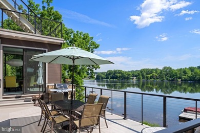 Modern Riverfront Estate with Unparalleled Indoor-Outdoor Living - photo 9