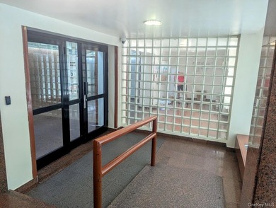 Spacious, bright, and well-maintained L-shaped studio with ample - photo 3