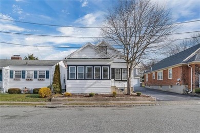 Stunning newly renovated home located in the heart of Newport - photo 1